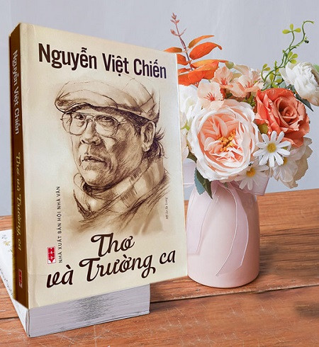 Tuyển tập "Nguyễn Việt Chiến - thơ và trường ca", do Nhà xuất bản Hội Nhà văn ấn hành Nguyễn Việt Chiến - Câu thơ như cát mỗi chiều -0