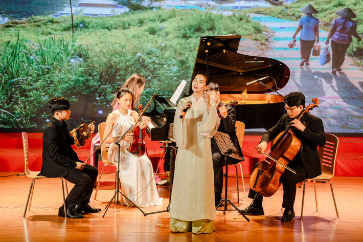 Sangeeta Kaur - ca sĩ gốc Việt đầu tiên thắng Album giọng ca độc tấu cổ điển xuất sắc tại giải Grammy 2022 - biểu diễn khai mạc Diễn đàn Việt Nam. Ảnh: BTC Sangeeta Kaur - ca sĩ gốc Việt đầu tiên thắng Album giọng ca độc tấu cổ điển xuất sắc tại giải Grammy 2022 - biểu diễn khai mạc Diễn đàn Việt Nam