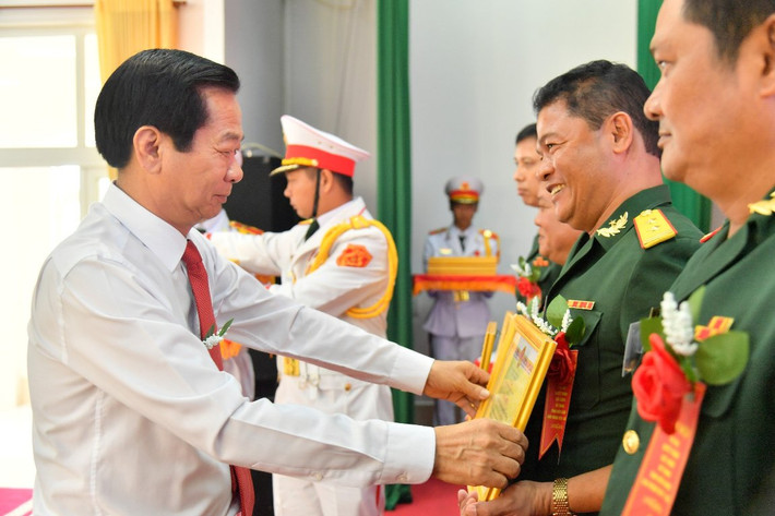 Bí thư Tỉnh ủy Kiên Giang Đỗ Thanh Bình trao tặng giấy khen cho các cá nhân có thành tích xuất sắc trong phòng trào Thi đua Quyết thắng (Ảnh: Phương Vũ) Lực lượng vũ trang Kiên Giang phát huy phẩm chất “Bộ đội Cụ Hồ”