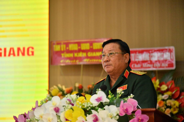 Thiếu tướng Nguyễn Văn Tiền, Phó Tư lệnh Quân khu phát biểu chỉ đạo đại hội (Ảnh: Phương Vũ) Lực lượng vũ trang Kiên Giang phát huy phẩm chất “Bộ đội Cụ Hồ”