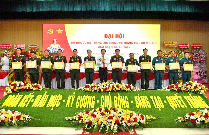 Bí thư Tỉnh ủy Kiên Giang Đỗ Thanh Bình trao tặng giấy khen cho các tập thể đạt thành tích xuất sắc trong phong trào Thi đua Quyết thắng (Ảnh: Phương Vũ) Lực lượng vũ trang Kiên Giang phát huy phẩm chất “Bộ đội Cụ Hồ”