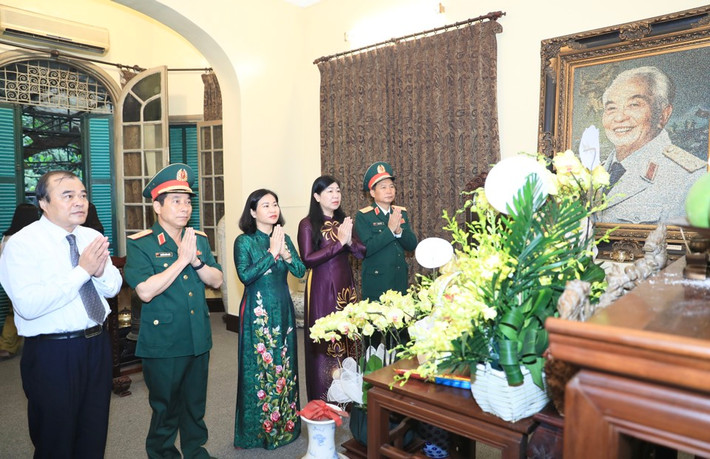 Phó Bí thư Thường trực Thành ủy Nguyễn Thị Tuyến và đoàn thắp hương bày tỏ lòng thành kính trước anh linh Đại tướng Võ Nguyên Giáp. Ảnh: ITN Lãnh đạo Thành phố Hà Nội dâng hương tưởng nhớ Đại tướng Võ Nguyên Giáp -0