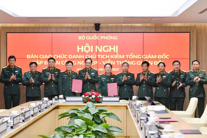 Thượng tướng Vũ Hải Sản, Thứ trưởng Bộ Quốc phòng, chủ trì lễ bàn giao chức danh và nhiệm vụ Chủ tịch, Tổng Giám đốc Tập đoàn Viettel Viettel bàn giao chức danh Chủ tịch kiêm Tổng giám đốc Tập đoàn.