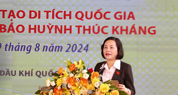 Phó Chủ tịch Quốc hội Nguyễn Thị Thanh dự Lễ khánh thành công trình tu bổ, tôn tạo Di tích lịch sử Quốc gia Trường dạy làm báo Huỳnh Thúc Kháng ảnh 1 Phó Chủ tịch Quốc hội Nguyễn Thị Thanh và các đồng chí lãnh đạo, đại biểu tham quan Di tích.