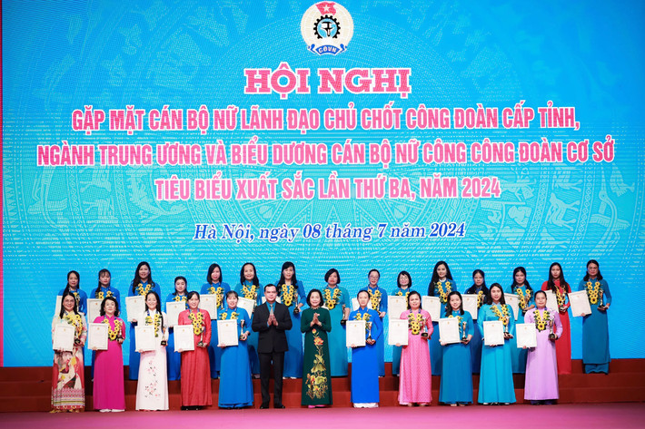Phó Chủ tịch Quốc hội Nguyễn Thị Thanh và Chủ tịch Tổng Liên đoàn Lao động Việt Nam Nguyễn Đình Khang trao quà biểu dương các cán bộ nữ công đoàn cơ sở tiêu biểu xuất sắc năm 2024 Phó Chủ tịch Quốc hội Nguyễn Thị Thanh dự Hội nghị gặp mặt cán bộ nữ lãnh đạo chủ chốt công đoàn cấp tỉnh, ngành Trung ương -0