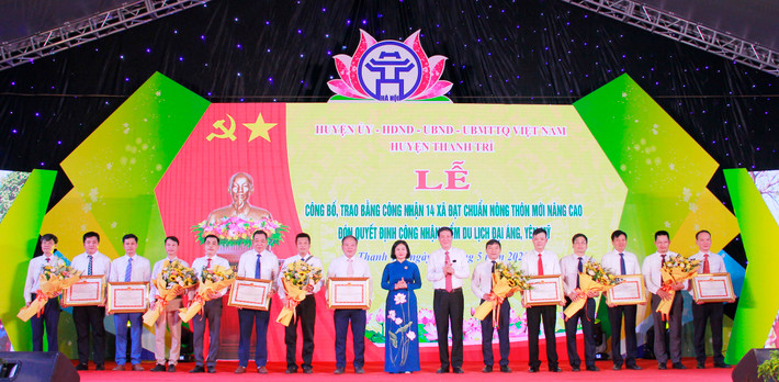 Phó Bí thư Thường trực Nguyễn Thị Tuyến trao bằng công nhận cho các xã đạt nông thôn mới nâng cao 14 xã của huyện Thanh Trì được công nhận đạt chuẩn nông thôn mới nâng cao -0