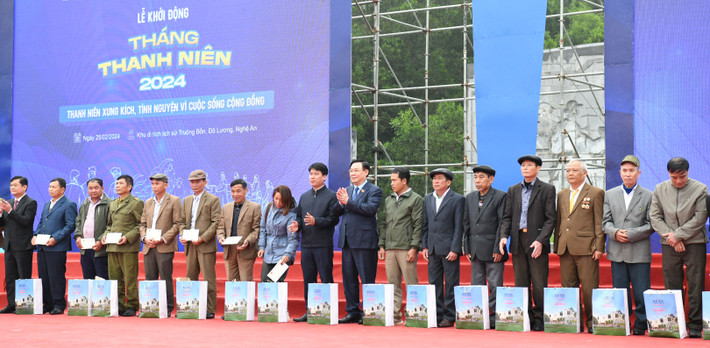 Chủ tịch Quốc hội Vương Đình Huệ: Làm rạng ngời hình ảnh thanh niên Việt Nam thời đại mới Chủ tịch Quốc hội Vương Đình Huệ: Làm rạng ngời hình ảnh thanh niên Việt Nam thời đại mới