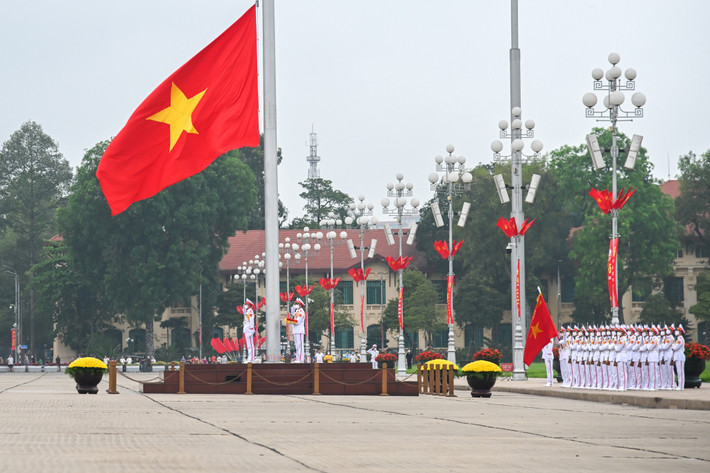 Trang nghiêm lễ thượng cờ tại quảng trường Ba Đình nhân dịp 47 năm ngày thống nhất đất nước ảnh 20 Trang nghiêm lễ thượng cờ tại quảng trường Ba Đình nhân dịp 47 năm ngày thống nhất đất nước -0