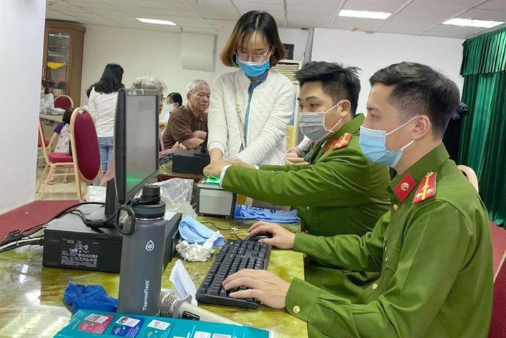 Cấp căn cước công dân gắn chíp tại trụ sở 58 Vũ Trọng Phụng, Công an Quận Thanh Xuân (Hà Nội). Nguồn INT Cấp căn cước công dân gắn chíp tại trụ sở 58 Vũ Trọng Phụng, Công an Quận Thanh Xuân (Hà Nội). Nguồn INT