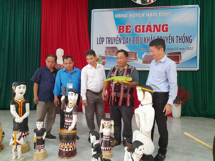 Lớp truyền dạy điêu khắc truyền thống của đồng bào Cơ Tu. Ảnh: H.Vân Sắp diễn ra trại sáng tác điêu khắc truyền thống dân tộc Cơ tu -0