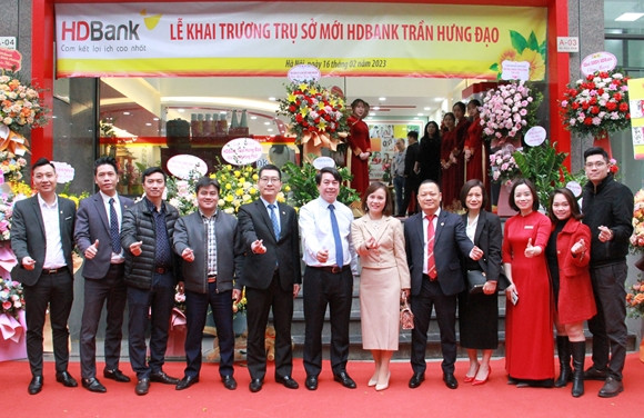 Các đại biểu chúc mừng khai trương trụ sở mới HDBank Trần Hưng Đạo Các đại biểu chúc mừng khai trương trụ sở mới HDBank Trần Hưng Đạo