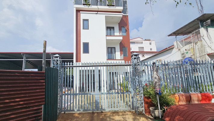 Ngôi nhà 3 tầng hướng mặt tiền ra đường Hồ Tùng Mậu. Ảnh Đức Hưng. Đắk Lắk: Trường Victory xin làm nhà xe, giáo dục năng khiếu 3 tầng rồi