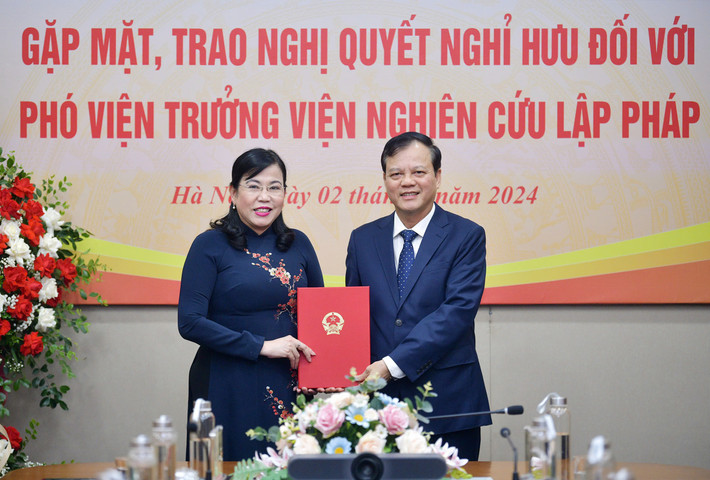 Trưởng Ban Công tác đại biểu Nguyễn Thanh Hải trao Nghị quyết nghỉ hưu đối với Phó Viện trưởng Viện Nghiên cứu lập pháp Lê Hải Đường Trưởng Ban Công tác đại biểu Nguyễn Thanh Hải trao nghị quyết nghỉ hưu đối với Phó Viện trưởng Viện Nghiên cứu lập pháp Lê Hải Đường