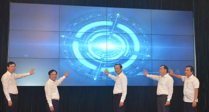 Thứ trưởng Bộ GD-ĐT Phạm Ngọc Thưởng cùng đại diện Ban tổ chức ấn nút phát động cuộc thi. Ảnh: Ngô Chuyên Xây dựng thiết bị dạy học số -0