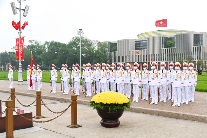 Trang nghiêm lễ thượng cờ tại quảng trường Ba Đình nhân dịp 47 năm ngày thống nhất đất nước ảnh 13 Trang nghiêm lễ thượng cờ tại quảng trường Ba Đình nhân dịp 47 năm ngày thống nhất đất nước -0