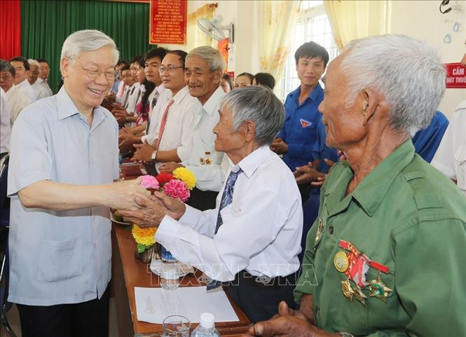 Tổng Bí thư Nguyễn Phú Trọng trong lần về thăm xã miền núi Sơn Hà, huyện Sơn Hòa, tỉnh Phú Yên. Ảnh: Trí Dũng - TTXVN Người dân mọi miền đất nước bày tỏ tình cảm tiếc thương Tổng Bí thư Nguyễn Phú Trọng -0