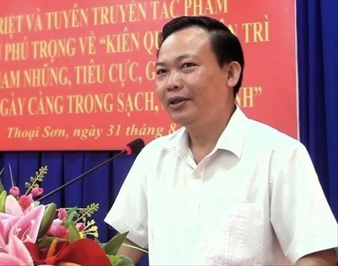TS. Nguyễn Hữu Thịnh, Phó Trưởng Ban Tuyên giáo Tỉnh ủy An Giang. Ảnh: TTXVN Người dân mọi miền đất nước bày tỏ tình cảm tiếc thương Tổng Bí thư Nguyễn Phú Trọng -0