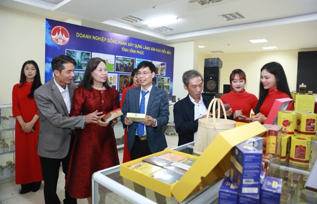 Các đại biểu tham quan các gian hàng trưng bày tại triển lãm (tin chèn tối 11.12) Xây dựng sản phẩm làng nghề truyền thống gắn kết phát triển du lịch -0