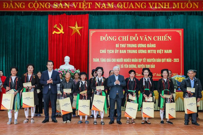 Tặng quà cho người nghèo dịp Tết Quý Mão 2023. Ảnh: Quang Vinh Tặng quà cho người nghèo dịp Tết Quý Mão 2023 - Ảnh: Quang Vinh