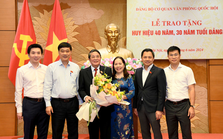 Ảnh: Lâm Hiển Chủ tịch Quốc hội Trần Thanh Mẫn dự Lễ trao tặng Huy hiệu 40, 30 năm tuổi Đảng của Đảng bộ cơ quan Văn phòng Quốc hội -0