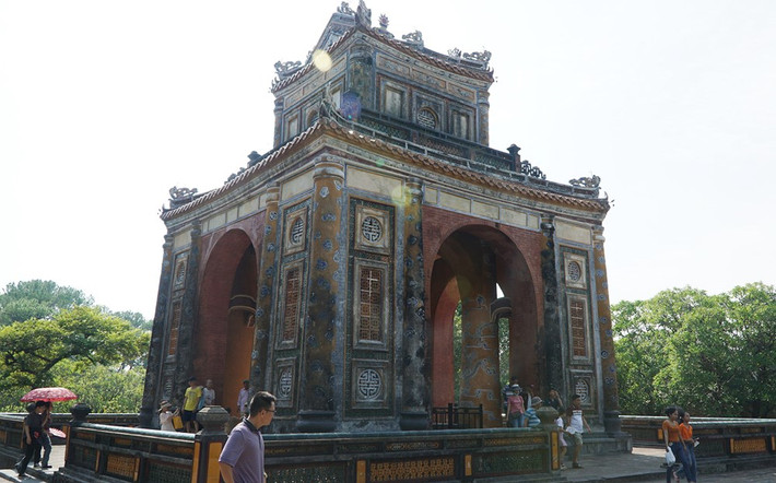 Khu vực Bi Đình ở lăng Tự Đức, nơi có Bia khắc bài "Khiêm Cung ký" - là Bảo vật quốc gia. Nguồn: Báo Văn hóa Hơn 99 tỉ đồng tu bổ, phục hồi các công trình tại di tích lăng vua Tự Đức -0