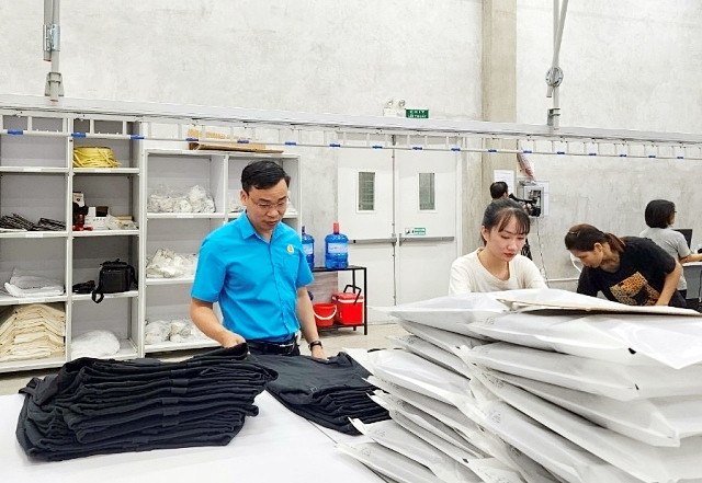 Cán bộ công đoàn khảo sát tình hình lao động, sản xuất của đoàn viên, người lao động. Ảnh: Minh Châu Cán bộ công đoàn khảo sát tình hình lao động, sản xuất của đoàn viên, người lao động Ảnh: Minh Châu