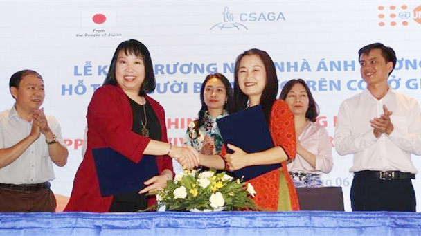 Quyền Giám đốc Trung tâm nghiên cứu và ứng dụng khoa học về Giới- Gia đình-Phụ nữ và vị thành niên bà Nguyễn Kiều Nga (trái), và Trưởng Đại diện của Quỹ Dân số Liên hợp quốc tại Việt Nam bà Naomi Kitahara (phải) ký kết hợp tác. Ra mắt Trung tâm Dịch vụ Một cửa hỗ trợ người trên cơ sở Giới – Ngôi nhà Ánh Dương tại TPHCM