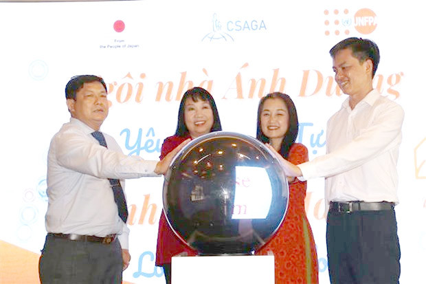 Các đại biểu thực hiện nghi thức khai trương Ra mắt Trung tâm Dịch vụ Một cửa hỗ trợ người trên cơ sở Giới – Ngôi nhà Ánh Dương tại TPHCM