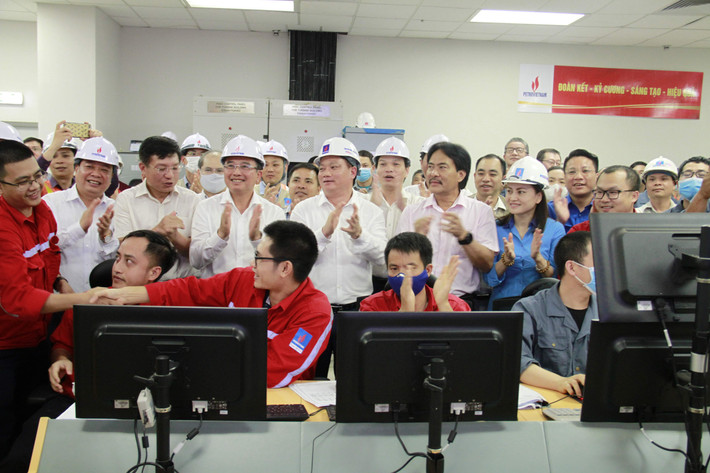 Niềm vui của người lao động dầu khí khi hoà lưới điện bằng dầu tổ máy số 1 Nhà máy nhiệt điện Thái Bình 2 Nhà máy Nhiệt điện Thái Bình 2 chính thức phát điện lên lưới điện quốc gia -0