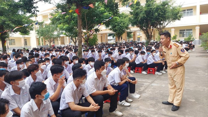 Cảnh sát giao thông tuyên truyền pháp luật về an toàn giao thông cho học sinh Nguồn: ITN Cảnh sát giao thông tuyên truyền pháp luật về an toàn giao thông cho học sinh. Nguồn: ITN