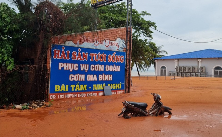 Hình ảnh cát lở tại TP. Phan Thiết ngày 21.5 vừa qua Lũ cát lại ập xuống đường đi và nhà dân ở Mũi Né -3