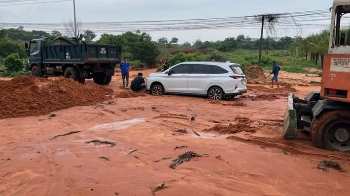 Các phương tiện không thể di chuyển khi đi qua khu vực sạt lở Lũ cát lại ập xuống đường đi và nhà dân ở Mũi Né -0