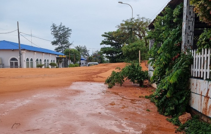 Hình ảnh cát lở tại TP. Phan Thiết ngày 21.5 vừa qua Lũ cát lại ập xuống đường đi và nhà dân ở Mũi Né -1