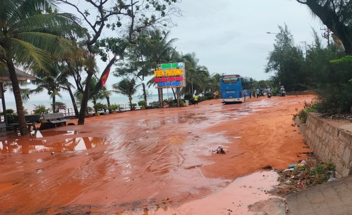 Hình ảnh cát lở tại TP. Phan Thiết ngày 21.5 vừa qua Lũ cát lại ập xuống đường đi và nhà dân ở Mũi Né -0
