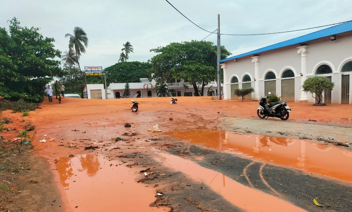 Hình ảnh cát lở tại TP. Phan Thiết ngày 21.5 vừa qua Lũ cát lại ập xuống đường đi và nhà dân ở Mũi Né -2