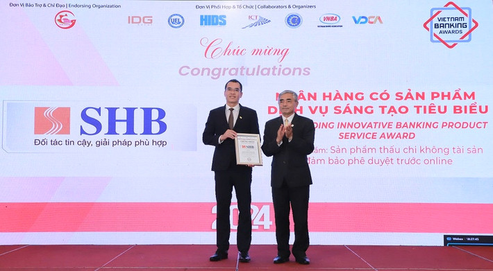 Đại diện SHB (bên trái) nhận giải thưởng “Ngân hàng có sản phẩm dịch vụ sáng tạo tiêu biểu” Vay thấu chi ‘siêu nhanh’ với SHB Mobile -0