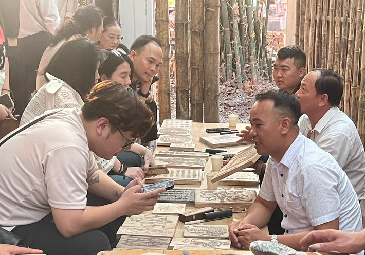 Nghệ nhân làng Thanh Liễu giao lưu với công chúng Mộc bản Thanh Liễu - Hành trình hồi sinh một làng nghề -0