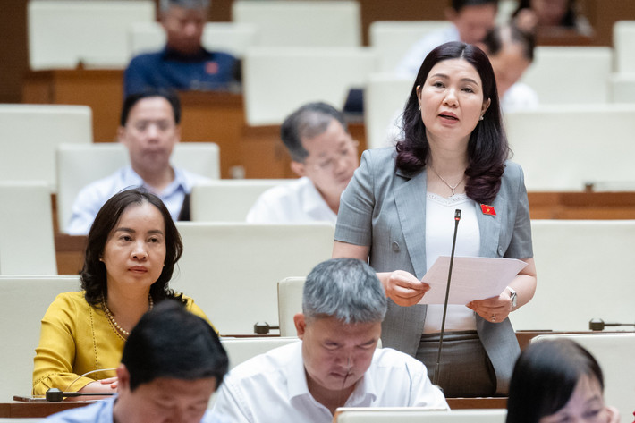 ĐBQH Trần Thị Vân (Bắc Ninh) phát biểu về Dự thảo luật Công nghiệp quốc phòng, an ninh và động viên công nghiệp. Ảnh: ITN Cơ chế giao nhiệm vụ, đặt hàng, đấu thầu tạo sự minh bạch, chặt chẽ -0