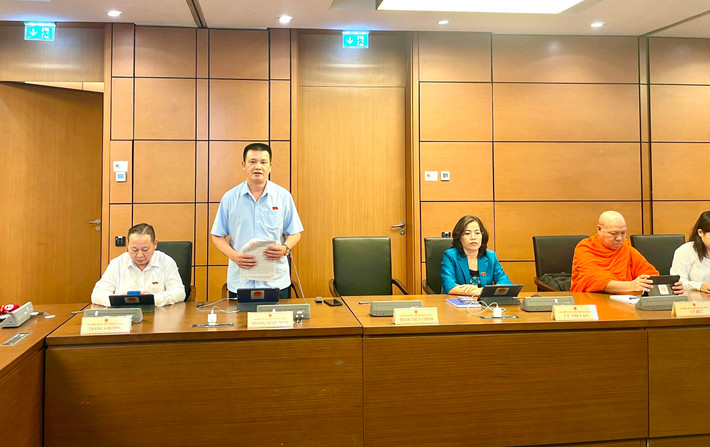 Đại biểu Hoàng Ngọc Định (Hà Giang) phát biểu. Cần có chính sách đặc thù phát triển khu vực biên giới phía Tây tỉnh Nghệ An -0