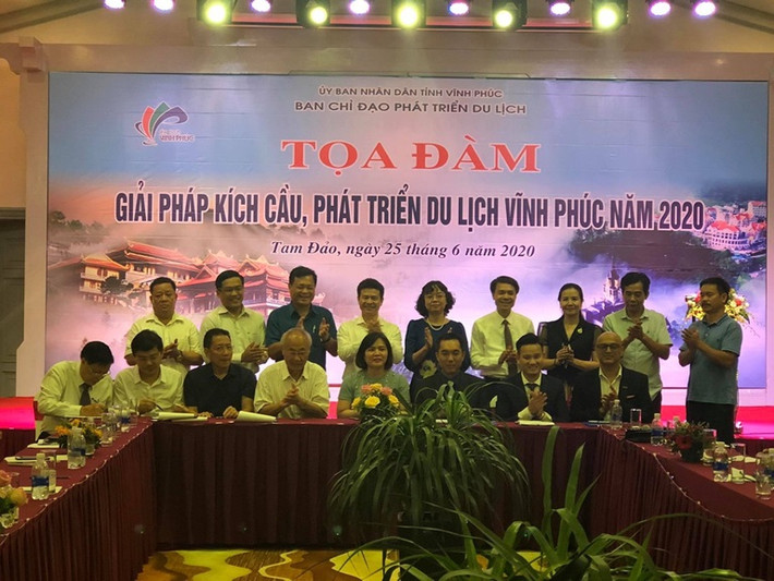 Lễ ký kết hợp tác kích cầu du lịch giữa Hiệp hội Lữ hành Việt Nam, Sở Văn hóa, Thể thao và Du lịch Vĩnh Phúc cùng các doanh nghiệp du lịch, lữ hành trên địa bàn tỉnh Vĩnh Phúc Lễ ký kết hợp tác kích cầu du lịch giữa Hiệp hội Lữ hành Việt Nam, Sở Văn hóa, Thể thao và Du lịch Vĩnh Phúc cùng các doanh nghiệp du lịch, lữ hành trên địa bàn tỉnh Vĩnh Phúc