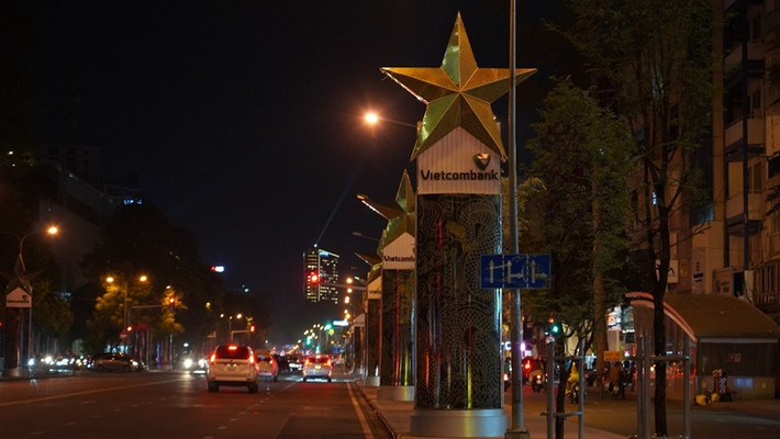 Đèn trang trí quảng cáo tại tuyến đường Lê Lợi đã tắt sau 22h. Ảnh: EVN TP Hồ Chí Minh: Hàng loạt biển quảng cáo, trang trí lớn tắt điện sau 22 giờ -0