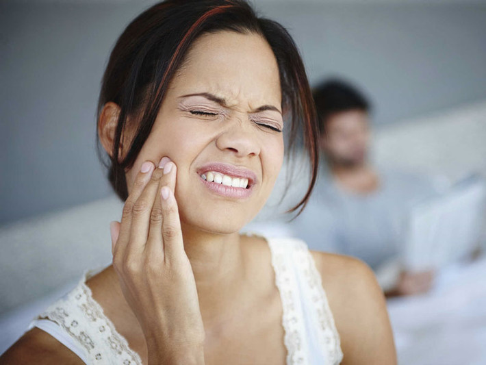 Rối loạn thái dương hàm cản trở chức năng nhai (Ảnh: minh họa) Bác sĩ cảnh báo một số thói quen dẫn đến rối loạn khớp thái dương hàm -0