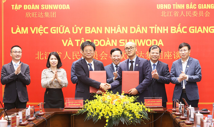 Tập đoàn Sunwoda và Công ty cổ phần Bất động sản Capella ký kết Hợp đồng nguyên tắc đầu tư tại KCN Yên Lư. Ảnh: ITN Tập đoàn Sunwoda dự kiến đầu tư dự án 300 triệu USD tại KCN Yên Lư, Bắc Giang -0