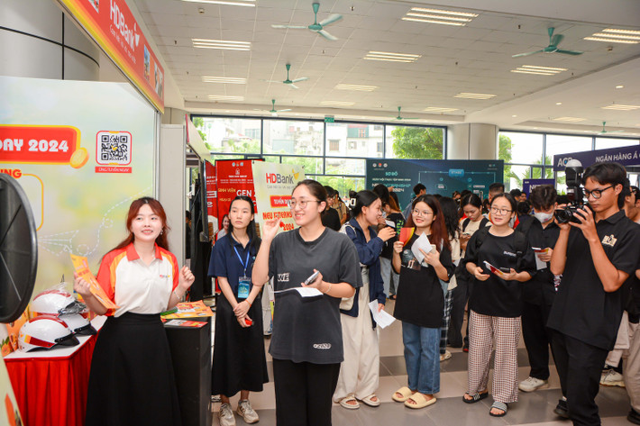 NEU Internship Day 2024: Cơ hội thiết thực giúp sinh viên tiếp cận việc làm ảnh 3 NEU Internship Day 2024: Cơ hội thiết thực giúp sinh viên tiếp cận việc làm -0