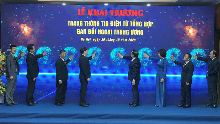 Lãnh đạo Ban Đối ngoại Trung ương và các đại biểu bấm nút khai trương Trang tin điện tử Ban Đối ngoại Trung ương Đảng Lãnh đạo Ban Đối ngoại Trung ương và các đại biểu bấm nút khai trương Trang tin điện tử Ban Đối ngoại Trung ương Đảng