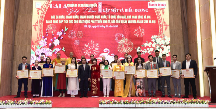 Biểu dương những cá nhân, đơn vị có đóng góp tích cực cho hoạt động phát triển kinh tế, bảo tồn di sản văn hóa và an sinh xã hội”. Gala chào xuân Giáp Thìn 2024: Biểu dương những đóng góp -0