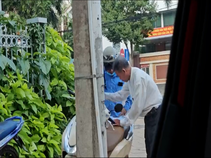 Người môi giới (áo trắng) tư vấn cho phóng viên Báo Đại biểu Nhân dân về quy trình làm giấy khám sức khỏe "chớp nhoáng" Lật tẩy quy trình cấp giấy khám sức khỏe