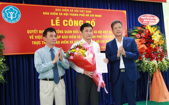 Phó Tổng Giám đốc Bảo hiểm xã hội Việt Nam Trần Đình Liệu trao quyết định thành lập Bảo hiểm xã hội TP Thủ Đức Phó Tổng Giám đốc BHXH Việt Nam Trần Đình Liệu trao quyết định thành lập BHXH TP Thủ Đức