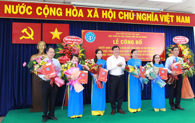 Giám đốc Bảo hiểm xã hội TP Hồ Chí Minh Phan Văn Mến trao quyết định cho các Phó Giám đốc Bảo hiểm xã hội TP Thủ Đức Giám đốc BHXH TP HCM Phan Văn Mến trao quyết định cho các Phó Giám đốc BHXH TP Thủ Đức