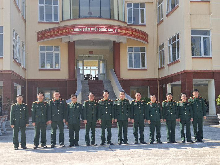 Đoàn công tác thăm đài quan sát Đồn biên phòng Trà Cổ. Ảnh: NT Đồn biên phòng cửa khẩu cảng Vạn Gia: Công tác tuyên truyền phổ biển pháp luật nhiều hình thức mới, sáng tạo -0